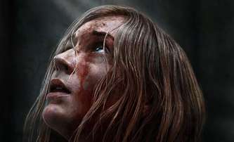 Trust: Sophie Turner v odříznuté chatě čelí útoku násilných výtržníků | Fandíme filmu
