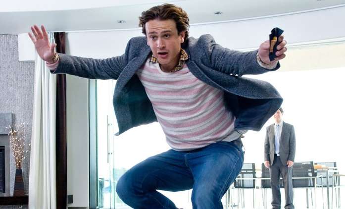 Sponsor: Ožralý Jason Segel nabourá a začíná mu peklo | Fandíme filmu