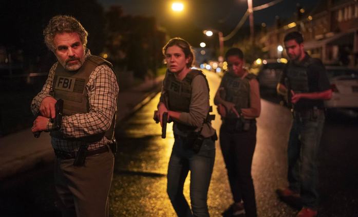 Task: Mark Ruffalo jako agent FBI stíhá ozbrojence, co násilně okrádají domácnosti | Fandíme seriálům