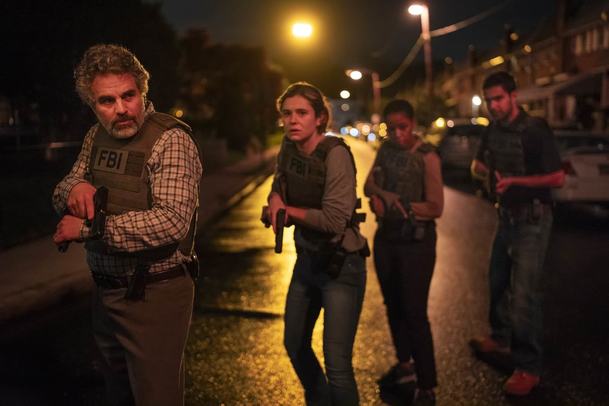 Task: Mark Ruffalo jako agent FBI stíhá ozbrojence, co násilně okrádají domácnosti | Fandíme serialům
