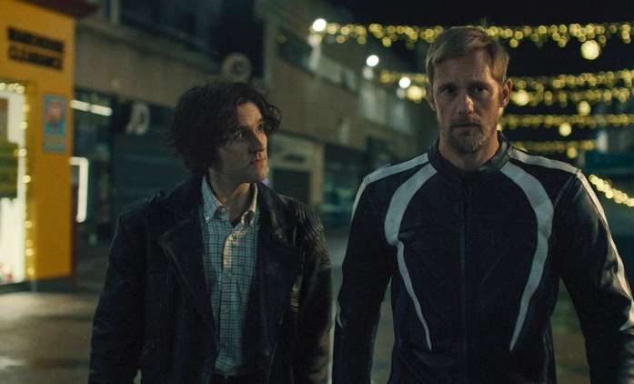 Pillion: Alexander Skarsgård nás vezme mezi BDSM motorkáře | Fandíme filmu