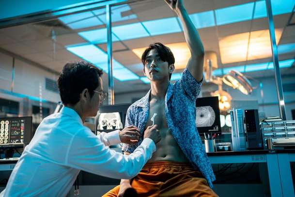Hi-Five: V bláznivé akční komedii se superschopnosti získávají skrz transplantace | Fandíme filmu