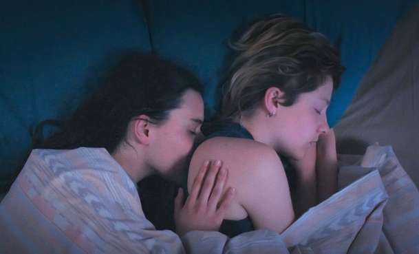 Cizí jazyk: Aby zapůsobila na svou lásku, neváhá se mladá dívka radikalizovat | Fandíme filmu