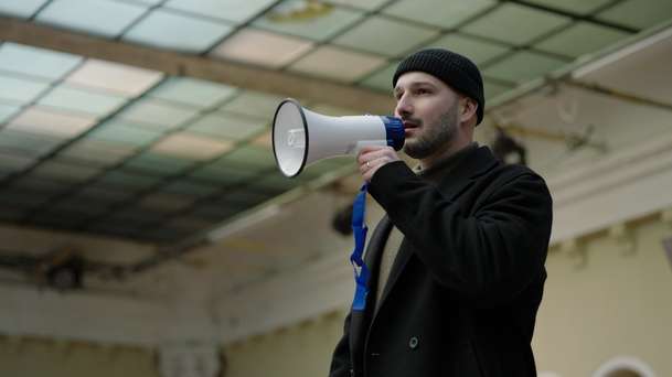 Kořenový vězeň: Legendární bába pod kořenem to dotáhla až do kin | Fandíme filmu
