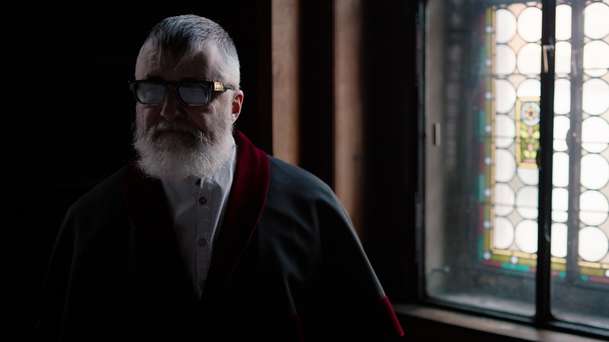 Kořenový vězeň: Legendární bába pod kořenem to dotáhla až do kin | Fandíme filmu