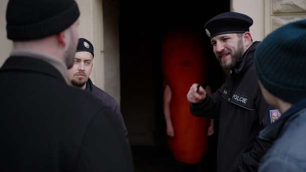 Kořenový vězeň: Legendární bába pod kořenem to dotáhla až do kin | Fandíme filmu