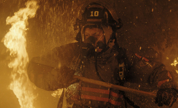 Smoke: V novém napínavém thrilleru honí vyšetřovatelé psychopatického žháře | Fandíme serialům