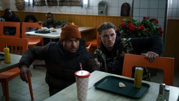 Pochůzkáři a vetřelci: Zombíci a mimozemštani dělají z života na sídláku peklo | Fandíme filmu