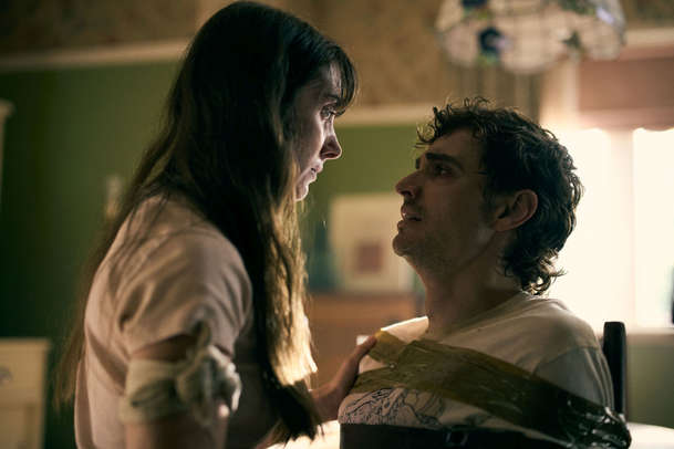 Together: Srůstání páru vypadá odporně, ale neodtrhnete oči | Fandíme filmu