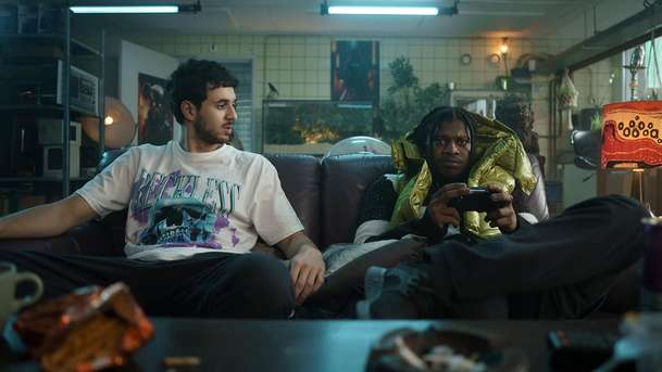 Pochůzkáři a vetřelci: Zombíci a mimozemštani dělají z života na sídláku peklo | Fandíme filmu
