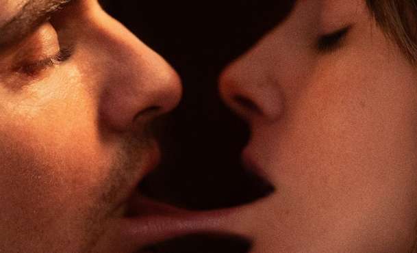 Together: Srůstání páru vypadá odporně, ale neodtrhnete oči | Fandíme filmu