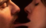 Together: Srůstání páru vypadá odporně, ale neodtrhnete oči | Fandíme filmu
