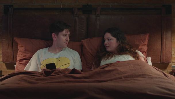 Trochu moc: Netflix přináší romantické trable z Londýna | Fandíme serialům