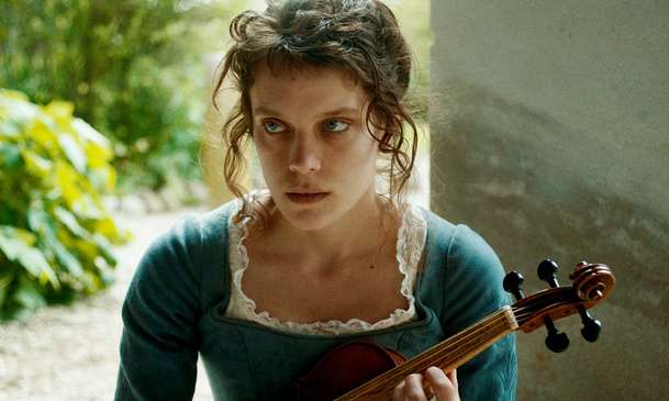 Gloria!: Zdánlivě obyčejné piano rozpoutá v katolickém ústavu pozdvižení | Fandíme filmu