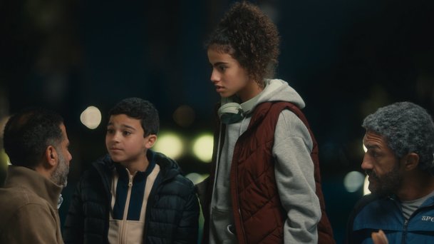 Katalog: V komedii Netflixu vychovává vdovec děti podle rad nebožky | Fandíme serialům