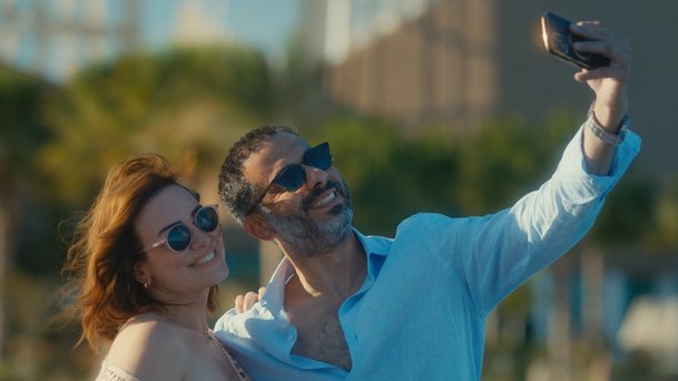 Katalog: V komedii Netflixu vychovává vdovec děti podle rad nebožky | Fandíme serialům