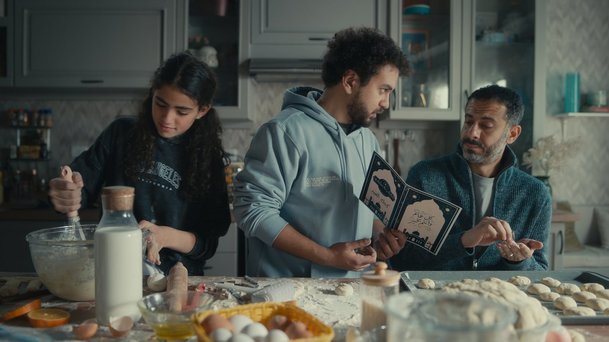 Katalog: V komedii Netflixu vychovává vdovec děti podle rad nebožky | Fandíme serialům