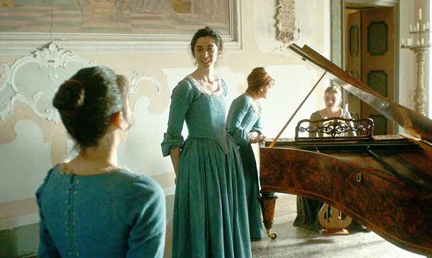 Gloria!: Zdánlivě obyčejné piano rozpoutá v katolickém ústavu pozdvižení | Fandíme filmu