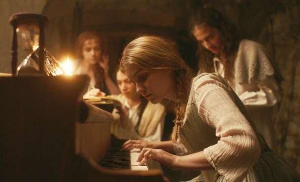 Gloria!: Zdánlivě obyčejné piano rozpoutá v katolickém ústavu pozdvižení | Fandíme filmu
