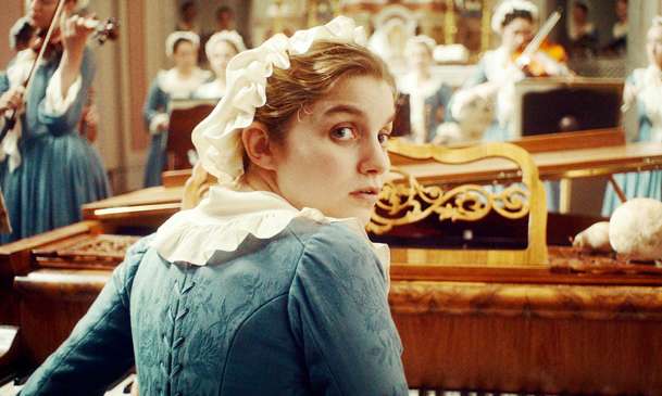 Gloria!: Zdánlivě obyčejné piano rozpoutá v katolickém ústavu pozdvižení | Fandíme filmu