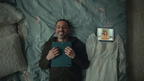 Katalog: V komedii Netflixu vychovává vdovec děti podle rad nebožky | Fandíme serialům