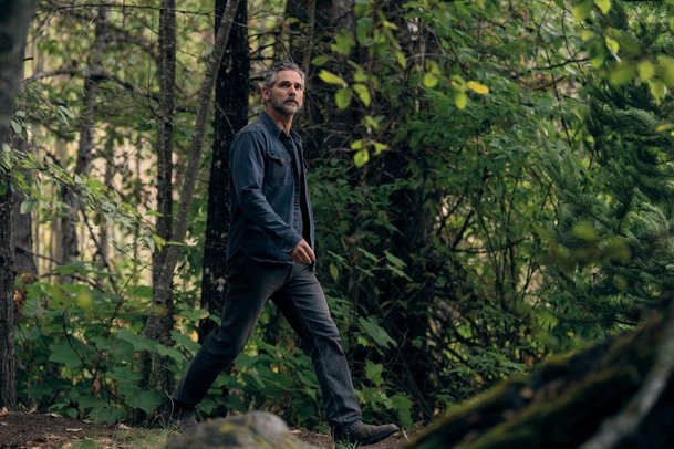 Živel: Sam Neill z Jurského parku pátrá po vrahovi v divočině | Fandíme serialům