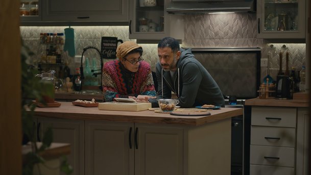 Katalog: V komedii Netflixu vychovává vdovec děti podle rad nebožky | Fandíme serialům
