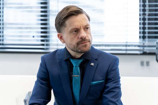 Džob: Třetí kapitola příběhu dvou kamarádů-writerů se blíží do kin | Fandíme filmu