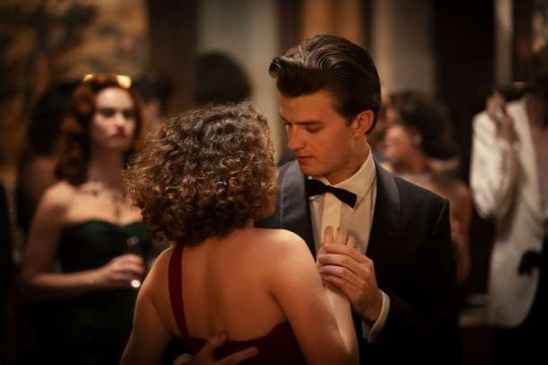 Finally Dawn: Noc plná hvězd vcucne začínající herečku mezi hýřící filmaře | Fandíme filmu
