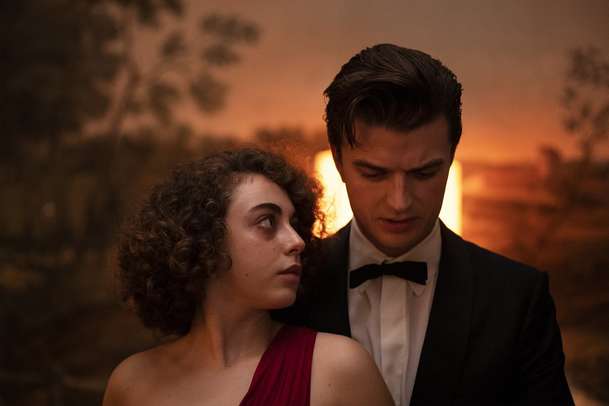 Finally Dawn: Noc plná hvězd vcucne začínající herečku mezi hýřící filmaře | Fandíme filmu