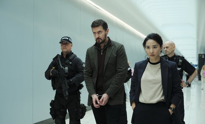 Noční let: V novém seriálu se na palubě letadla odhaluje závažné spiknutí | Fandíme seriálům