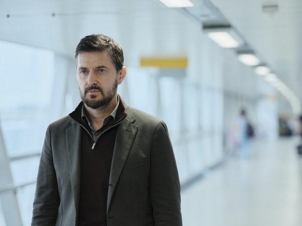 Noční let: V novém seriálu se na palubě letadla odhaluje závažné spiknutí | Fandíme serialům