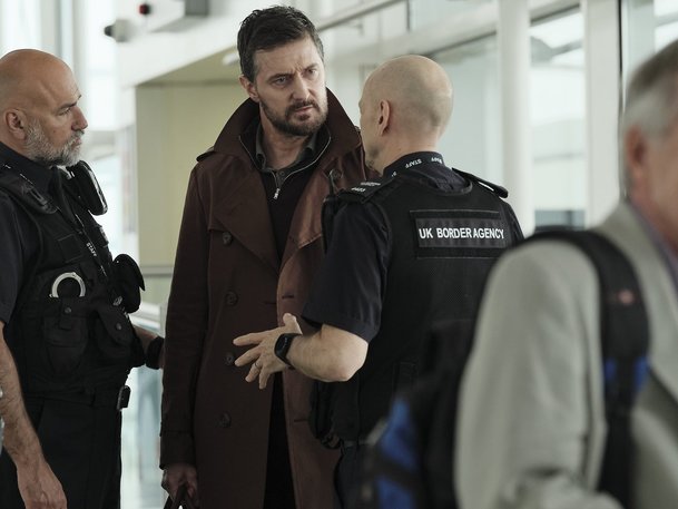 Noční let: V novém seriálu se na palubě letadla odhaluje závažné spiknutí | Fandíme serialům