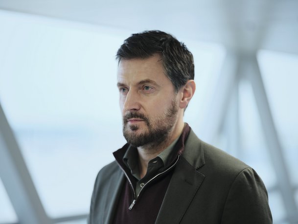 Noční let: V novém seriálu se na palubě letadla odhaluje závažné spiknutí | Fandíme serialům