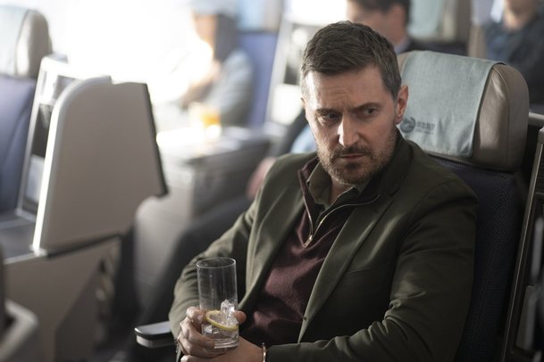 Noční let: V novém seriálu se na palubě letadla odhaluje závažné spiknutí | Fandíme serialům