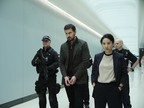 Noční let: V novém seriálu se na palubě letadla odhaluje závažné spiknutí | Fandíme serialům