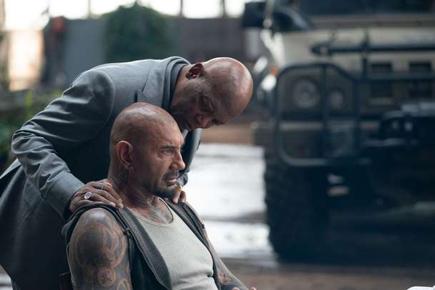 Afterburn: Dave Bautista v traileru akční komedie loví po zničení Země poklady | Fandíme filmu
