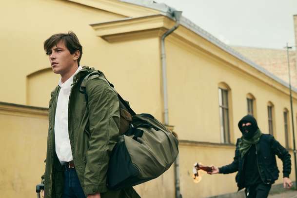 Poctivý život: Netflix přinesl novinku o lásce...z prostředí anarchistických nepokojů | Fandíme filmu