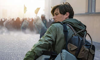 Poctivý život: Netflix přinesl novinku o lásce...z prostředí anarchistických nepokojů | Fandíme filmu