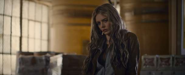 Eenie Meanie: Samara Weaving řádí za volantem v akční komedii | Fandíme filmu