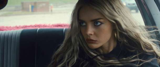 Eenie Meanie: Samara Weaving řádí za volantem v akční komedii | Fandíme filmu