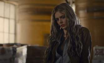 Eenie Meanie: Samara Weaving předvádí, jak se řídí ve vysoké rychlosti | Fandíme filmu