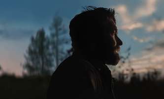 Sny o vlacích: Čirou výtvarnou krásu zachycuje film o filmu | Fandíme filmu