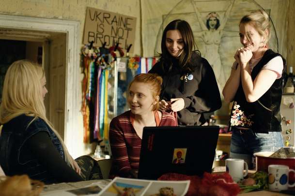 Oxana: Film představuje aktivistku proslavenou protesty nahoře bez | Fandíme filmu