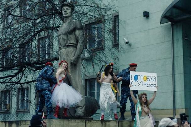 Oxana: Film představuje aktivistku proslavenou protesty nahoře bez | Fandíme filmu