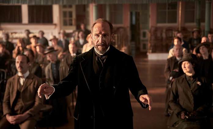 The Choral: Ralph Fiennes jako sbormistr v netradičním válečném filmu | Fandíme filmu
