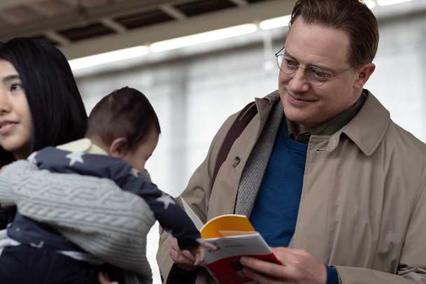 Rodina k pronájmu: Brendan Fraser se za úplatu nechá najmout, aby hrál vaše bližní | Fandíme filmu