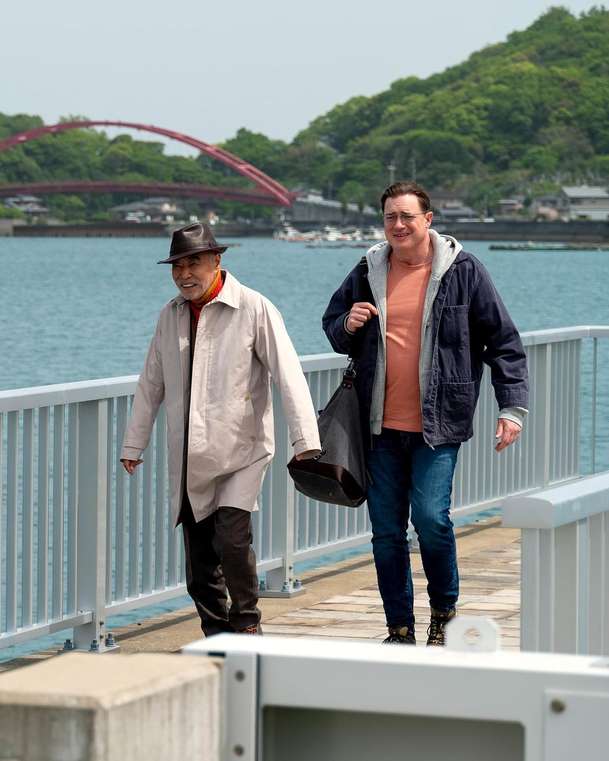 Rodina k pronájmu: Brendan Fraser se za úplatu nechá najmout, aby hrál vaše bližní | Fandíme filmu