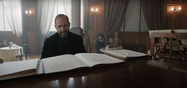 The Choral: Ralph Fiennes jako sbormistr v netradičním válečném filmu | Fandíme filmu