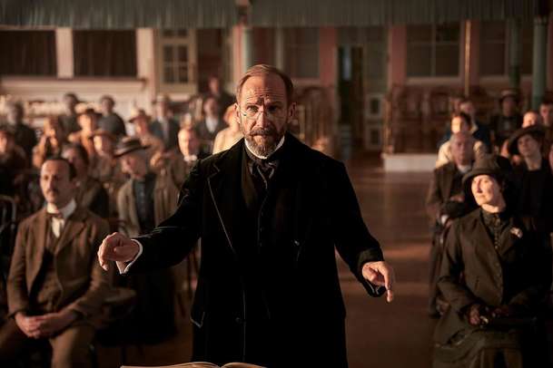 The Choral: Ralph Fiennes jako sbormistr v netradičním válečném filmu | Fandíme filmu